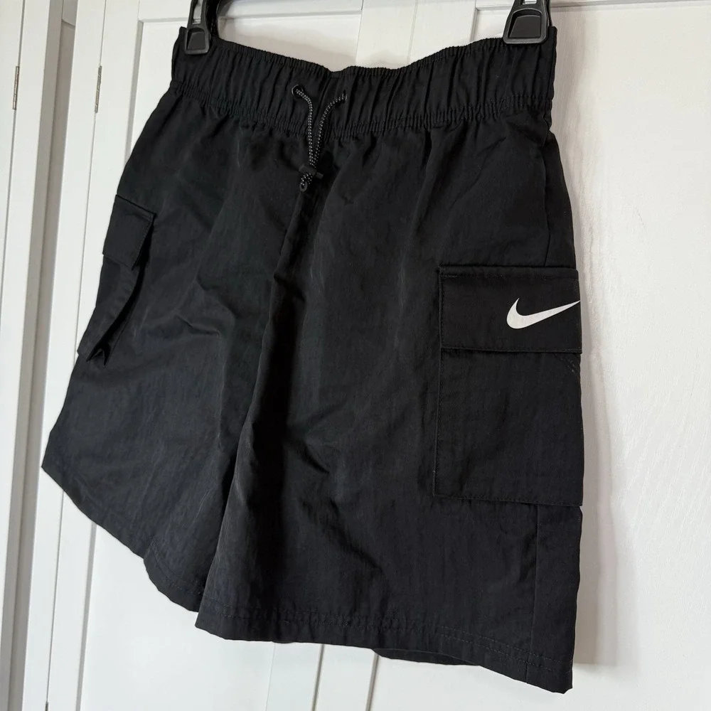 NWT Nike Sportswear Essential High Rise Cargo Shorts XS Black Woven Utility